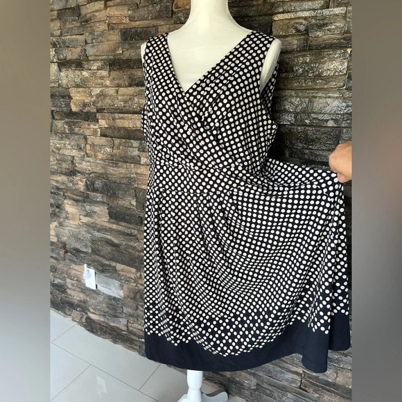 Lands' End Black and White V-Neck Sleeveless Midi Dress - Picture 2 of 6